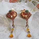 BO Souffle d'Automne chic brod&eacute;es avec des perles rondes en Cristal de Swarovski, deux cabochons en verre des ann&eacute;es 1960, roses en r&eacute;sine, rocailles et paillettes. Mont&eacute;s sur crochets en Laiton